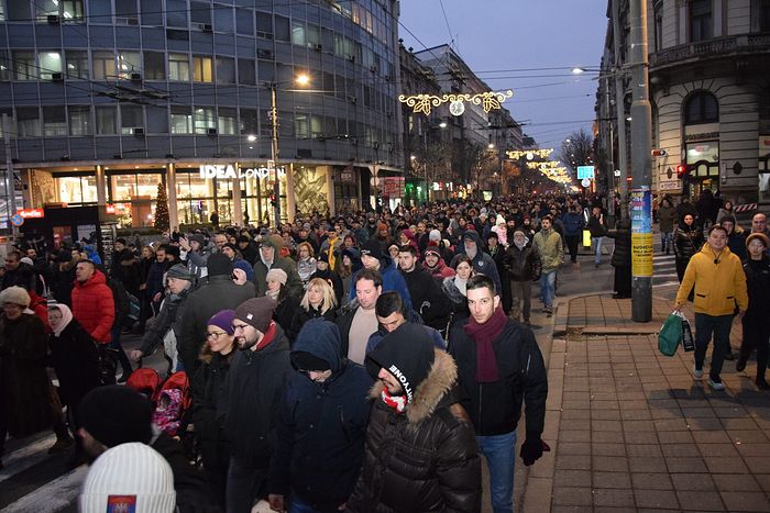 Многотысячный крестный ход в поддержку верующих Черногории прошел в Белграде