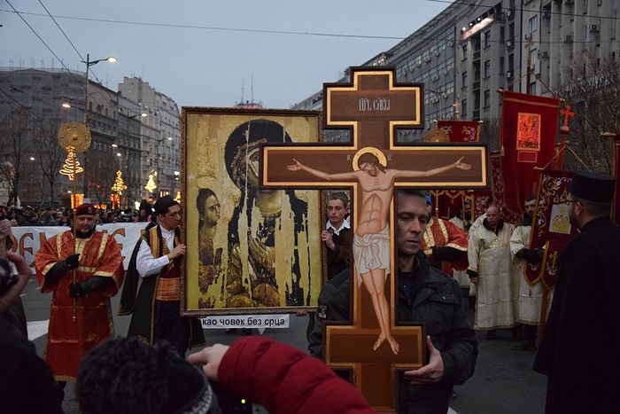 Многотысячный крестный ход в поддержку верующих Черногории прошел в Белграде