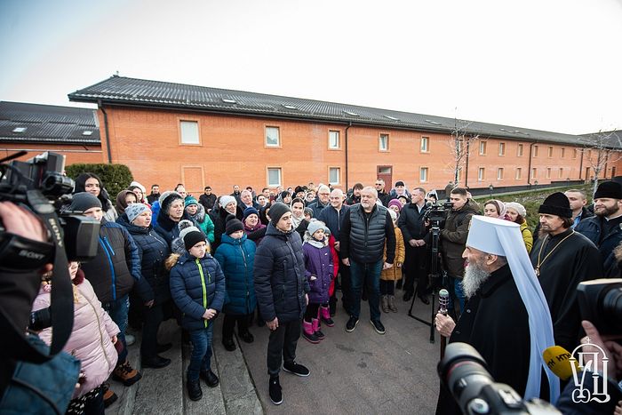 Предстоятель Украинской Православной Церкви благословил детей Донбасса, праздновавших Рождество в Киеве и Почаеве