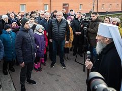 Metropolitan Onuphry meets with children from Donbass conflict zone for feast of Nativity