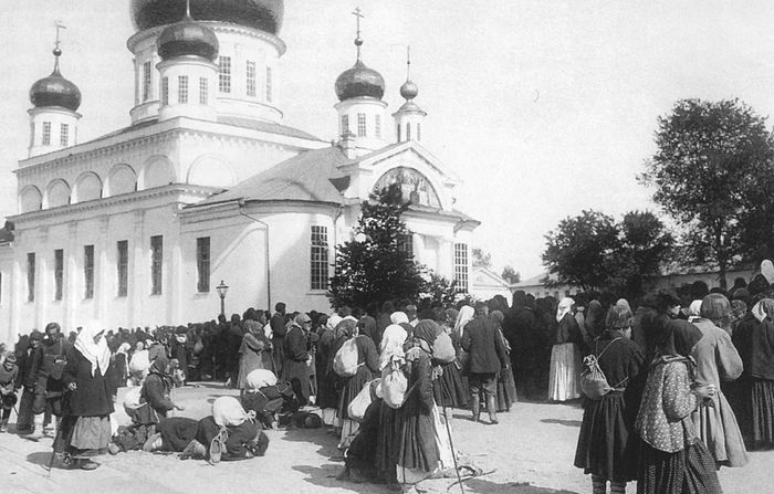Pilgrims to Sarov and Diveyevo, before the monasteries were closed.