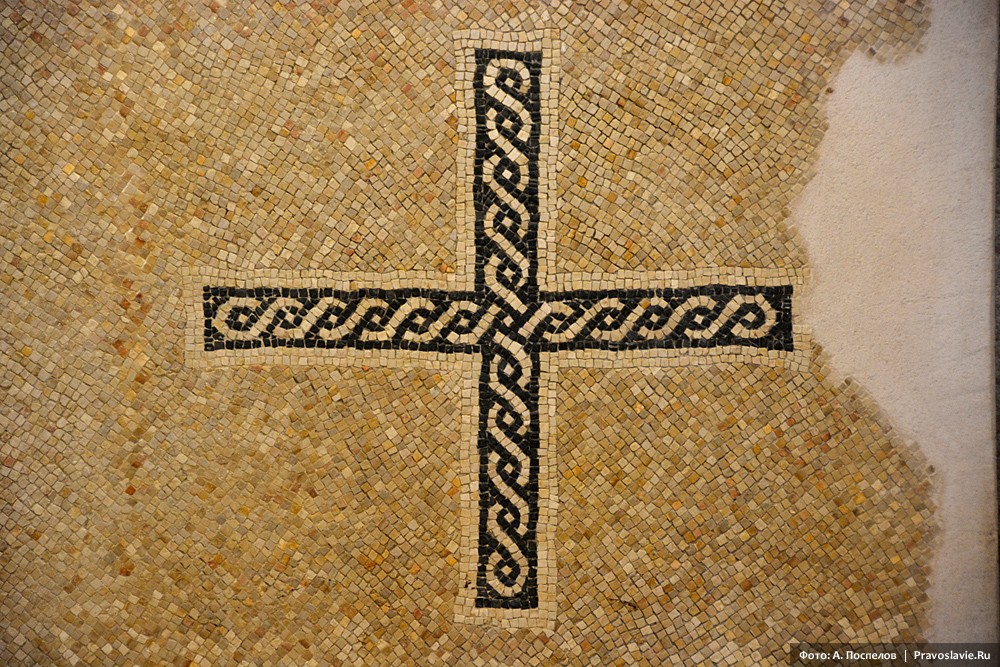 Гора Нево, мозаика в виде креста
