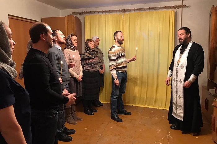 Руководитель отдела социального служения Екатеринбургской епархии протоиерей Евгений Попиченко отслужил молебен в адаптационной квартире для бездомных