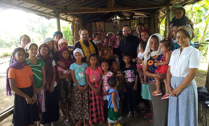 Ο πατέρας Γεώργιος, μαζί με ενορίτες από την κοινότητα Μακαλανγκότα (Φιλιππίνες)