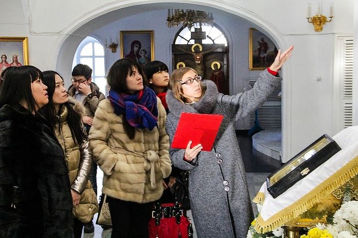 Κινέζοι φοιτητές σε μια εκδρομή στις Ορθόδοξες εκκλησίες του Μπλαγκοβεσένσκ
