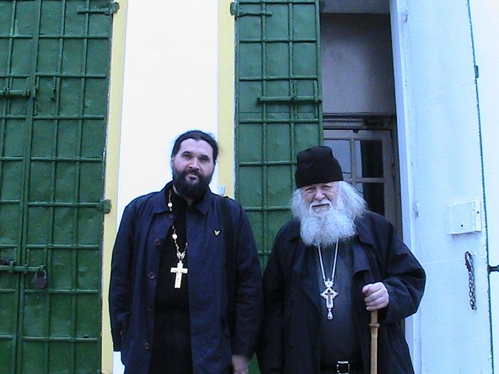 С протоиереем Валерианом Кречетовым в Отрадном – на ступенях Покровского храма