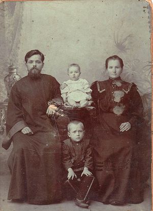 Диакон Иоанн Москаленко с супругой Агриппиной и детьми Федором и Марией, 1906 год