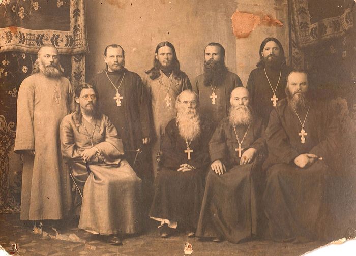 Свящ. Иоанн Москаленко – крайний справа, второй ряд среди священников-миссионеров после 1908 года