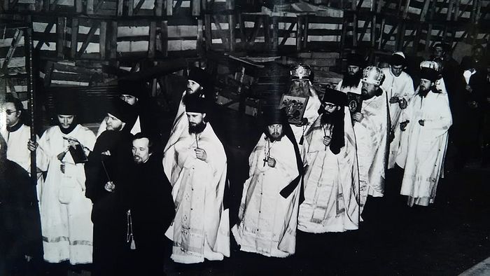 Первая Пасха в Троицком соборе возрождаемого Данилова монастыря, 1985 г. Иеромонах Даниил в центре