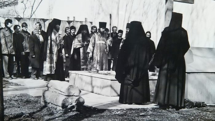 Радоница, 1985 г. Отец Даниил — иеродиакон со свечой и кадилом, будущий протоиерей Александр Тихонов третий слева