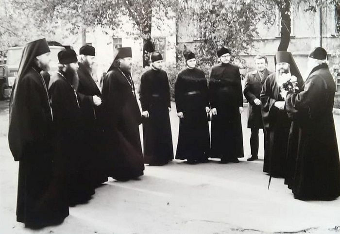Четвёртый слева – послушник Виктор Воронин, крайний справа – митрополит Алексий (Ридигер) – будущий Патриарх