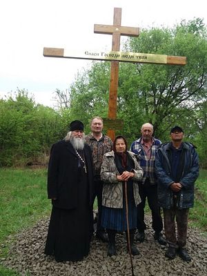 Installation of memorial cross at site of execution of Fr. Pavel Lazarev in village of Nikitovka (2017). Photo: vladivostok-eparhia.ru
