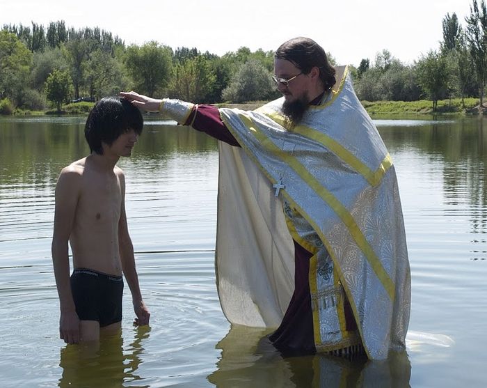 Fr. Daniel celebrating a Baptism. Photo: pravoslavie.ru