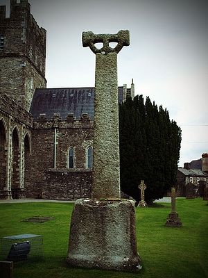 Высокий крест рядом с Килдэрским собором (источник - Commons.wikimedia.org)