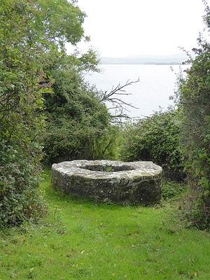 Источник на Святом острове (Иниш Калтра) озера Лох-Дерг (источник - Oliver Dixon, Geograph.ie)