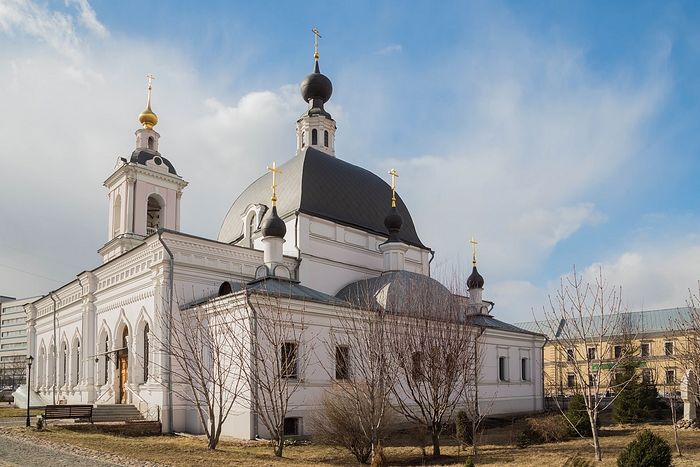 В центре Москвы мужчина с ножом ранил двух человек в храме святителя Николая в Покровском