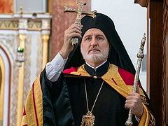 Greek Archbishop of America declares open Communion for non-Orthodox spouses