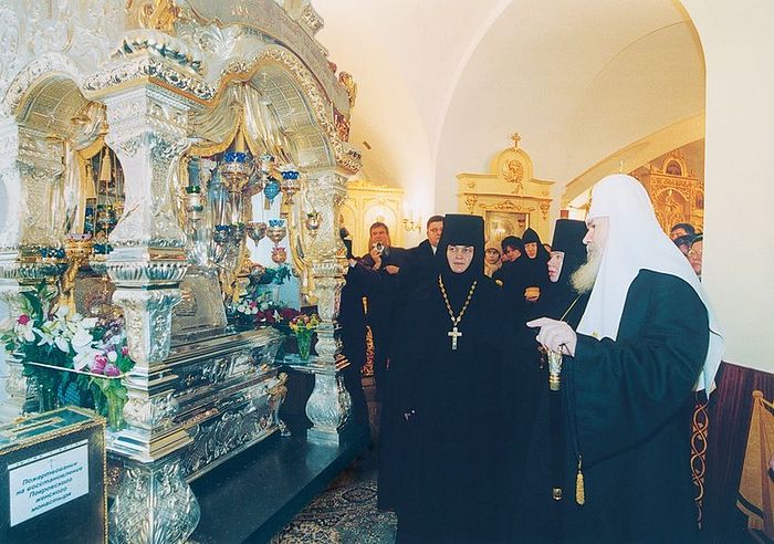 Святейший Патриарх Алексий II осматривает новую сень, 2003 г.