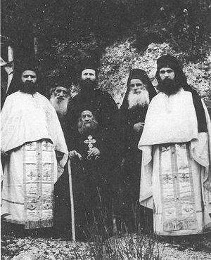 Η συνοδεία (μοναστική αδελφότητα) του Γέροντα Ιωσήφ του Ησυχαστή: ο Γέροντας Εφραίμ είναι άκρη δεξιά. Φωτογραφία: http://www.diakonima.gr/