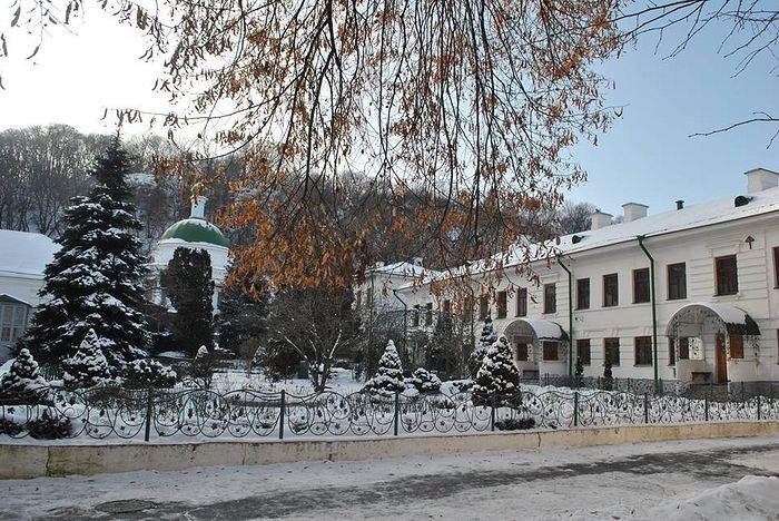 Το μοναστήρι Φλωρόφσκι βρίσκεται στους πρόποδες του Ζάμκοβαγια Γκαρά (ΣτΜ: λόφος Χορίβιτσα)