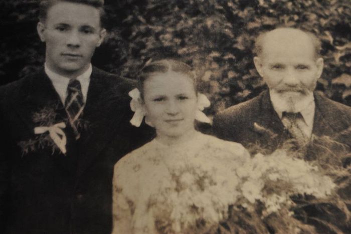 Η νεαρή Όλγα με τον πατέρα της Μιχαήλ Γκεόργιεβιτς και τον αδελφό της Αλέξι, μελλοντικό ιερέα, το 1951