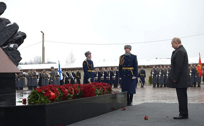Президент России почтил память воинов 6-й парашютно-десантной роты