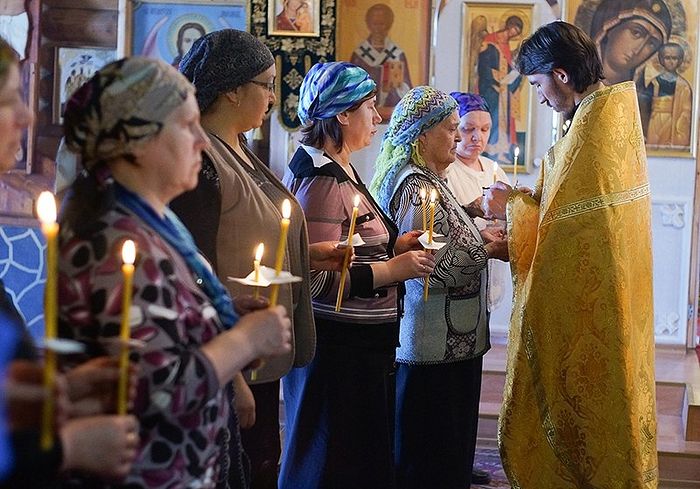 Ευχέλαιο, Εκκλησία τής Εικόνας τής Μητέρας τού Θεού τού Σμολένσκ, πόλη Σίκτιβαρ. Φωτογραφία: Μπορίς Φόμιτσεφ
