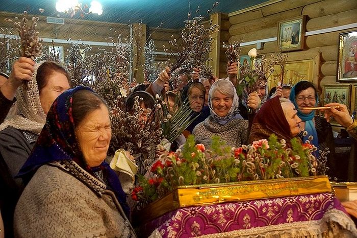 Kυριακή τών Βαΐων, Εκκλησία τής Εικόνας τής Μητέρας τού Θεού τού Σμολένσκ, πόλη Σίκτιβαρ. Φωτογραφία: Μπορίς Φόμιτσεφ