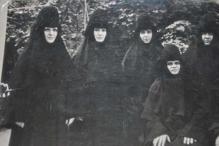Με τις αδελφές του μοναστηριού. Η Γιελένα είναι η δεύτερη από αριστερά