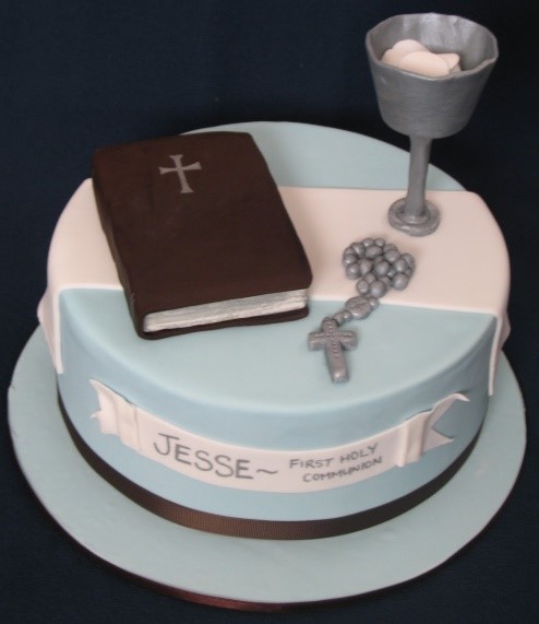 «First Holy Communion Cakes». Торт для поздравления с первым Причастием у римо-католиков. В Потире видны облатки