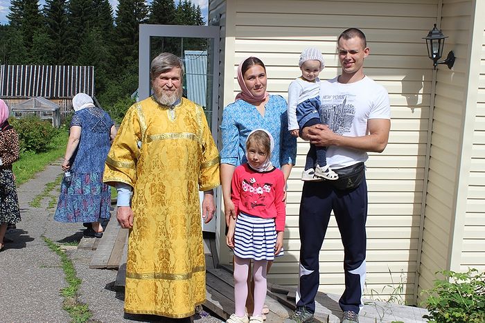 Валерий Романов с дядей Василием Тороповым, супругой Татьяной и дочерями