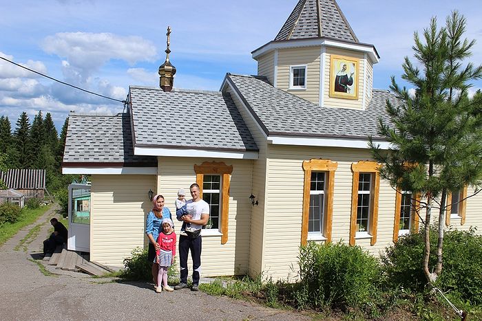 Валерий Романов с семьей у храма Блаженной Ксении Петербургской деревни Визябож
