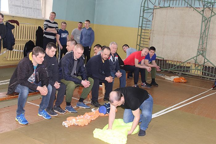 Роман Фредина с коллегами наблюдает за ходом укладки парашюта Лесник-3
