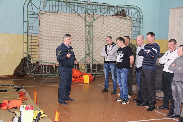 Станислав Афанасьев проводит обучение парашютистов-пожарных
