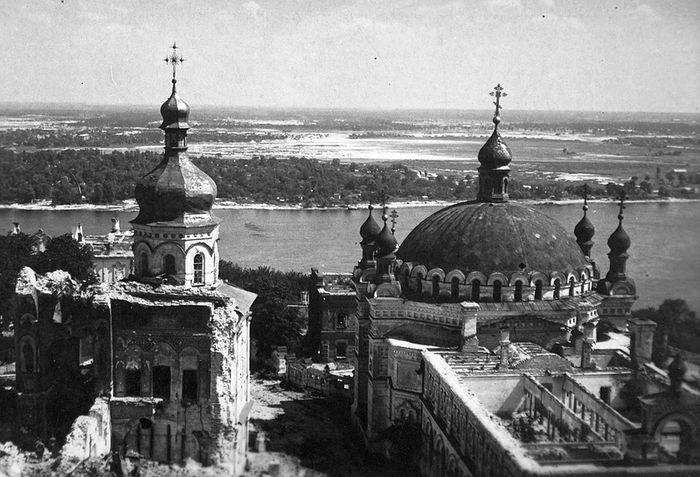 Ερείπια του Ναού Κοιμήσεως της Θεοτόκου στη Λαύρα του Κιέβου μετά τον πόλεμο