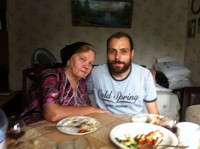 Ο Γκεόργκιι Βελικάνοφ επισκέπτεται τη Σβετλάνα Βασιλιέβνα, τη γιαγιά της Νατάλια