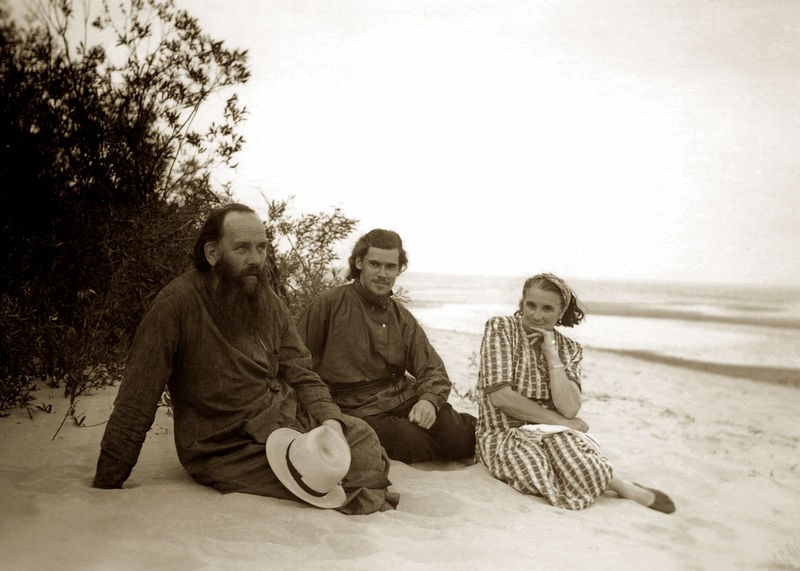 Με τους γονείς, στις όχθες της λίμνης Τσουντσκόε, 1955.