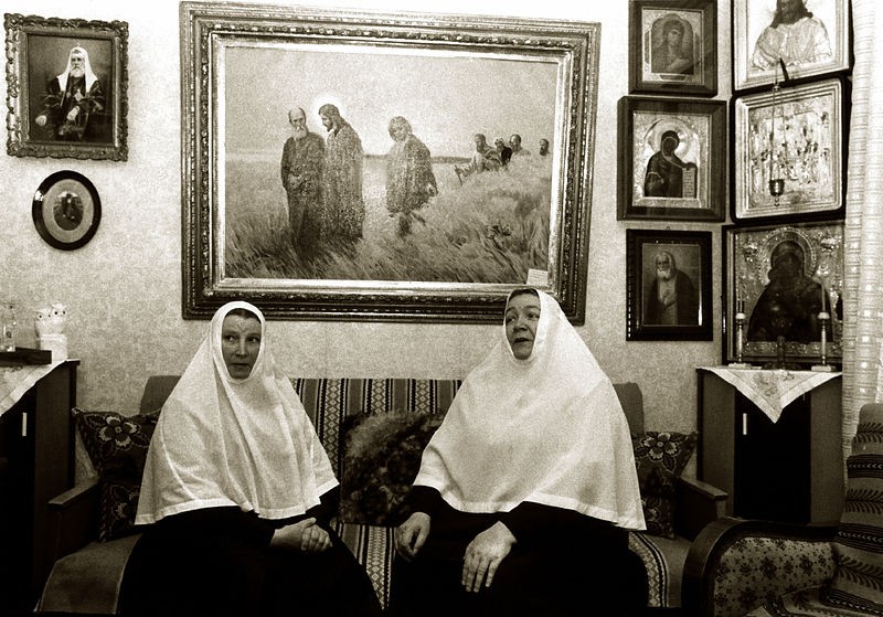 Οι μοναχές Γεωργία και Βαρβάρα στο σαλόνι του μοναστηριού, 1978