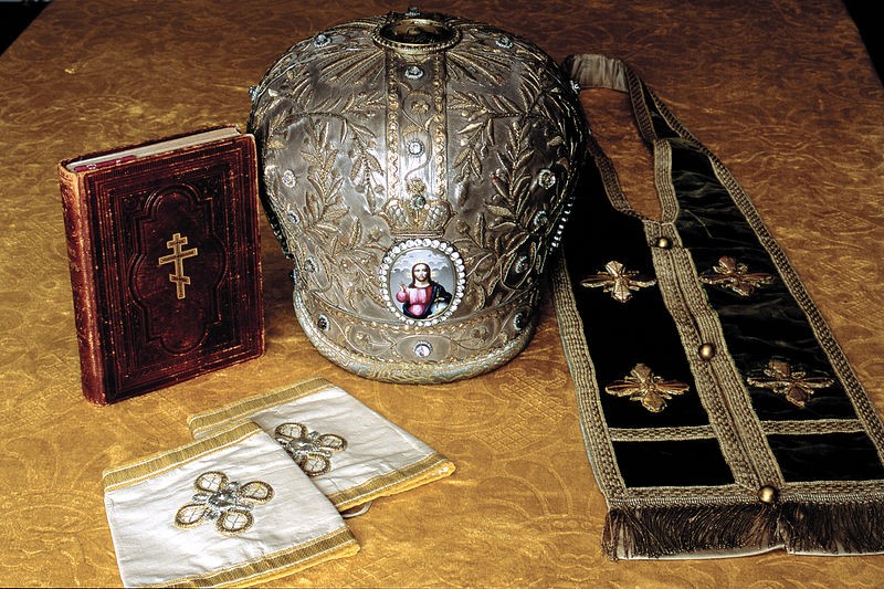 Ευαγγέλιο, μίτρα, επιτραχήλιο και επιμανικία του Αγίου Ιωάννη της Κρονστάνδης, από το μουσείο της Μονής Αγίου Ιωάννη της Κρονστάνδης