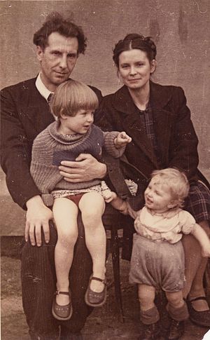 Сергей Вознесенский с супругой Валентиной и детьми Татьяной и Алексеем, 1948