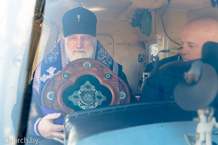 Патриарший экзарх всея Беларуси совершил молебное пение во время губительного поветрия и возглавил воздушный крестный ход