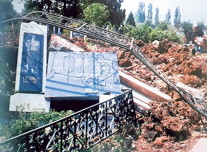 По­сле­ди­це бом­бар­до­ва­ња град­ског гро­бља у При­шти­ни (Фо­то Ж. Ра­ко­че­вић)