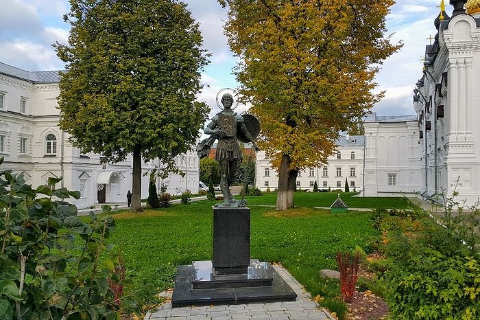 Памятник св. влкм. Феодору Стратилату на территории Богоявленско-Анастасииного кафедрального собора г. Костромы