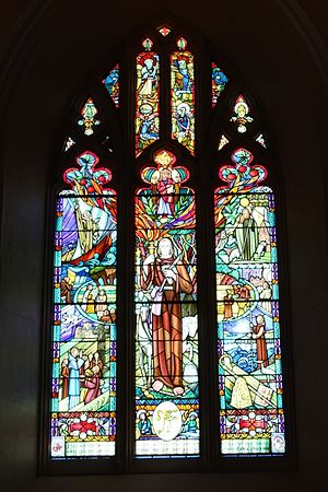 Миллениумное окно в англиканском кафедральном соборе г. Арма (любезно предоставлено настоятелем собора г. Арма)