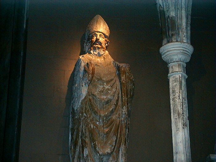 Древняя статуя свт. Патрика в южном трансепте кафедрального собора в Дублине (любезно предоставлено кафедральным собором в Дублине)