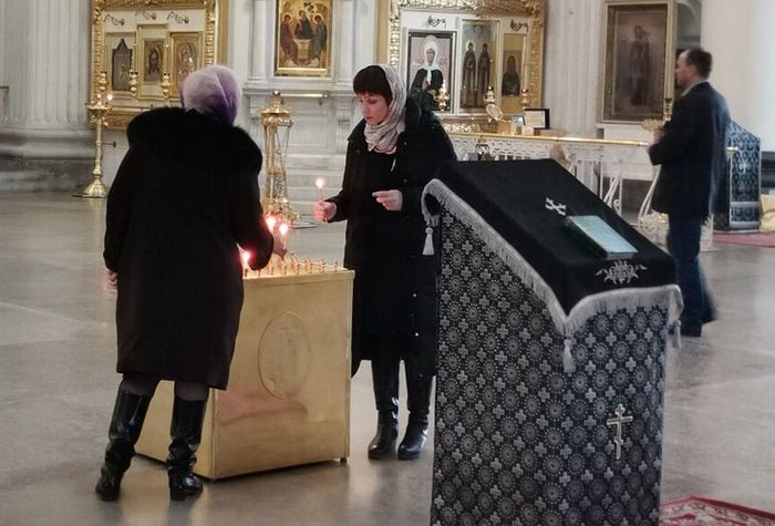 Память жертв теракта в метро почтили в Троице-Измайловском соборе Санкт-Петербурга