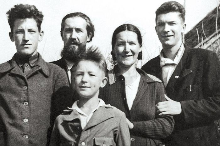 Валериан с родителями и старшими братьями, Петром и Николаем