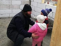 Three families with 19 children receive new homes for Pascha from Iași parish
