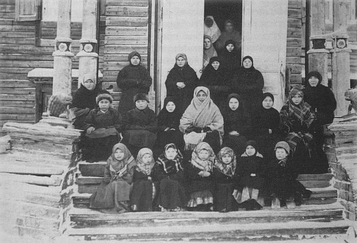 Группа монахинь Кондинского монастыря