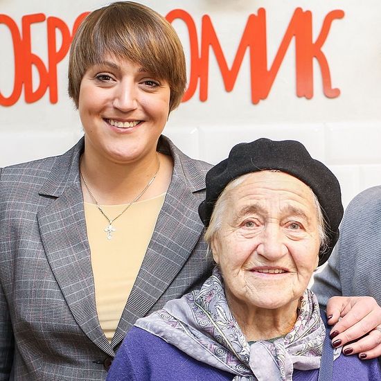 Александра Синяк с посетительницей «Добродомика»
